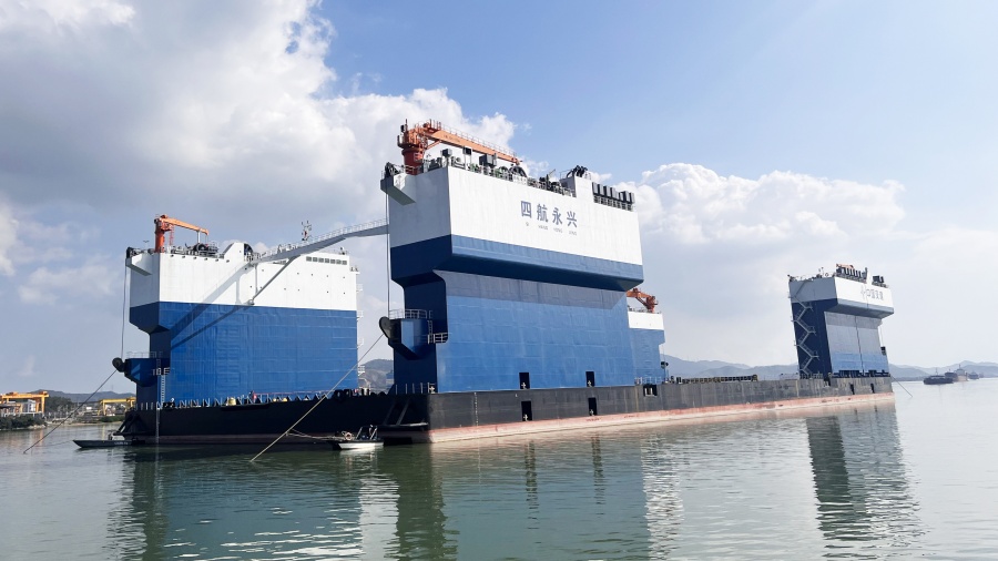 45,000 DWT semi-submersible vessel